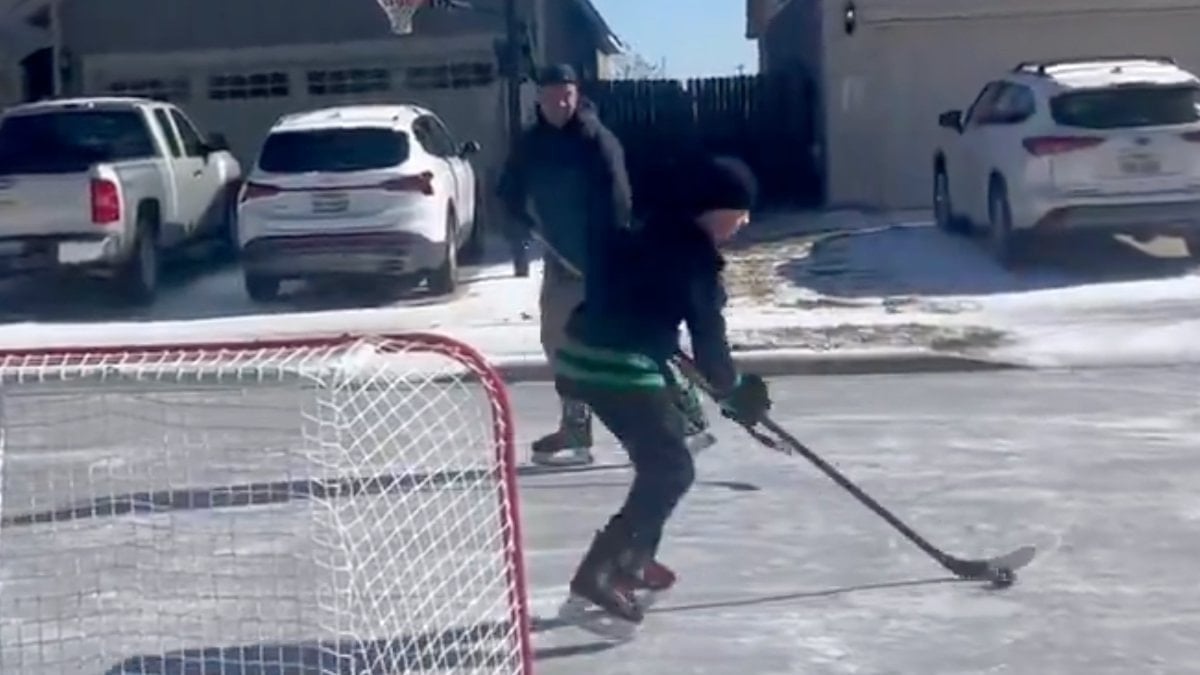 New York’ta dondurucu soğuk: Baba ve oğlu sokakta buz hokeyi oynadı