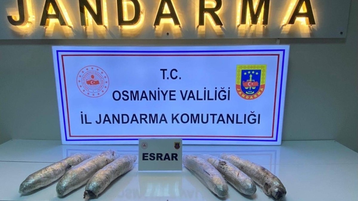 Osmaniye’de polis tarafından çevirilen aracın yedek lastiğinden 2 kilo esrar çıktı