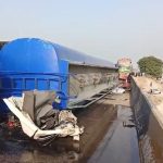 Pakistan’da minibüsün üzerine tanker devrildi: 13 ölü