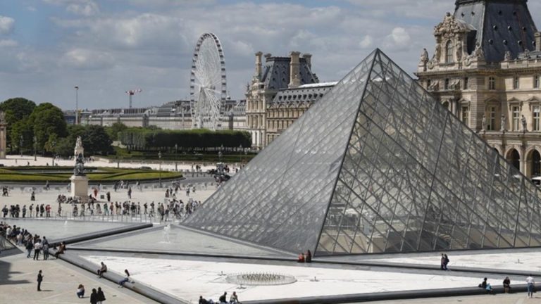 Paris’teki Louvre Müzesi, grev nedeniyle ziyarete kapandı