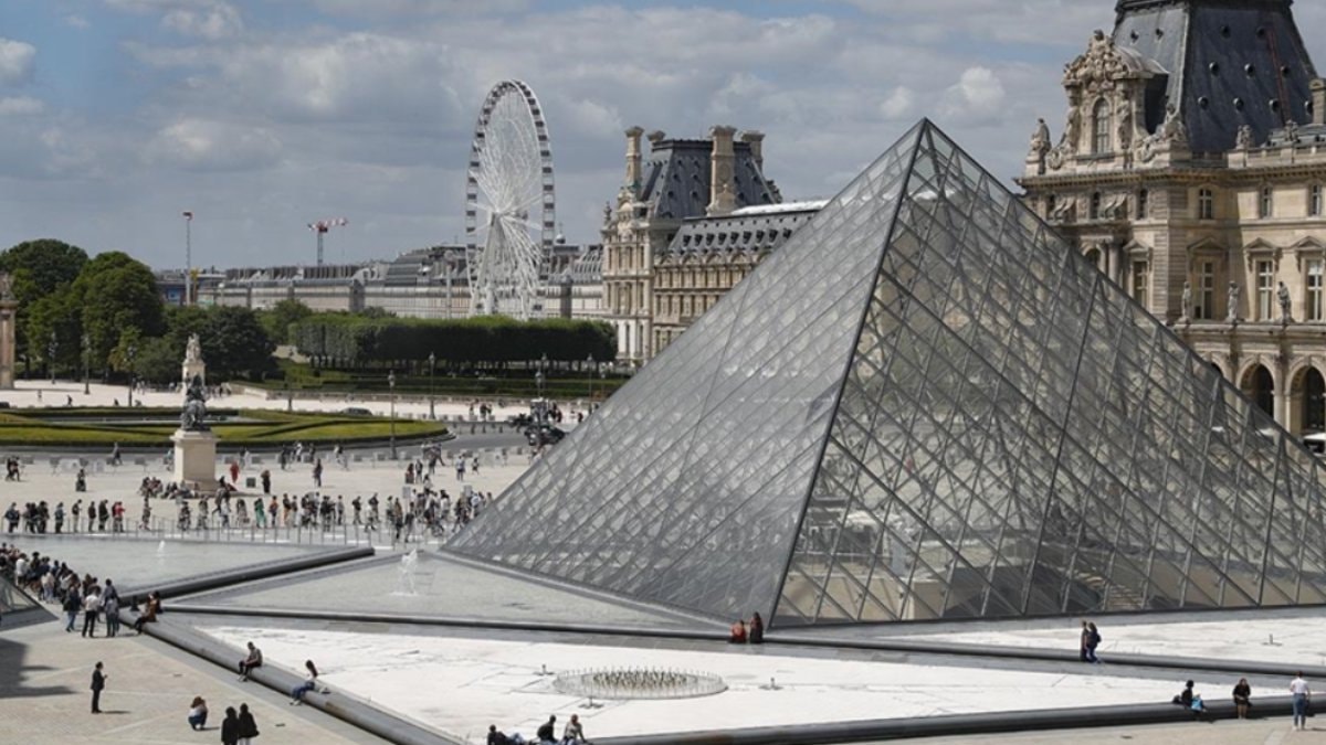 Paris’teki Louvre Müzesi, grev nedeniyle ziyarete kapandı