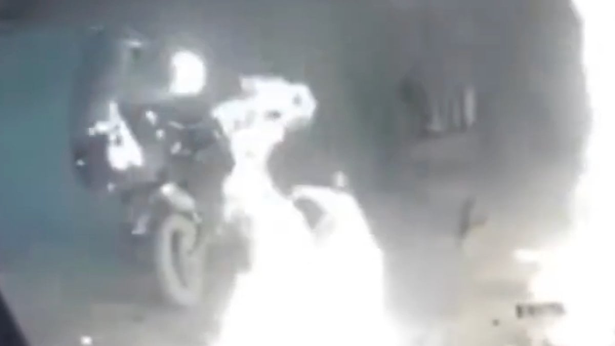 Peru’da bir şahıs dükkanı kundaklamak isterken kendini yaktı