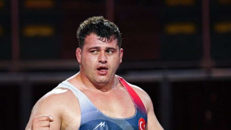 Rıza Kayaalp, mindere altın madalyayla döndü