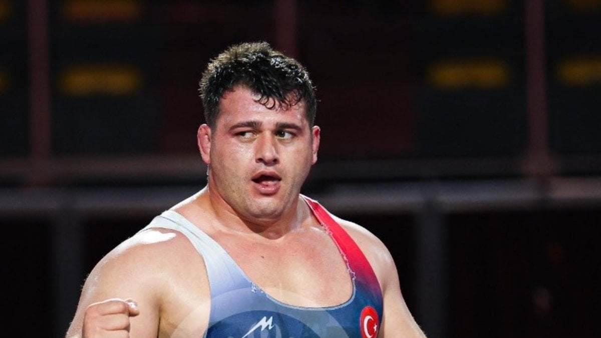 Rıza Kayaalp, mindere altın madalyayla döndü