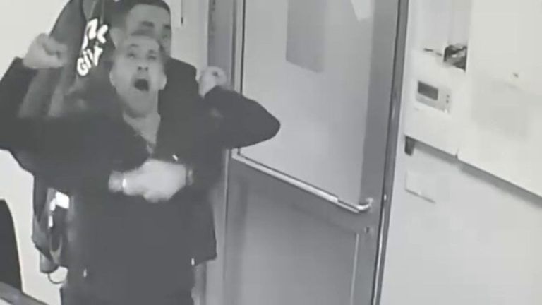 Sakarya’da engelli çalışanı, güvenlik görevlisinin Heimlich manevrası kurtardı