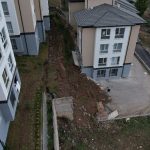 Sakarya’da istinat duvarı çöktü: 3 bina tahliye edildi, lüks otomobil kağıt gibi ezildi