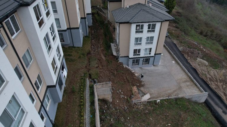 Sakarya’da istinat duvarı çöktü: 3 bina tahliye edildi, lüks otomobil kağıt gibi ezildi