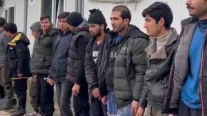 Sakarya’da minibüs kasasında 20 kaçak göçmen yakalandı