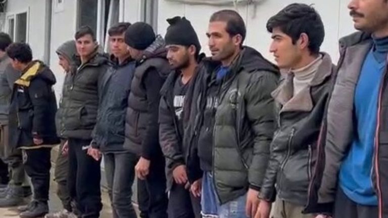 Sakarya’da minibüs kasasında 20 kaçak göçmen yakalandı