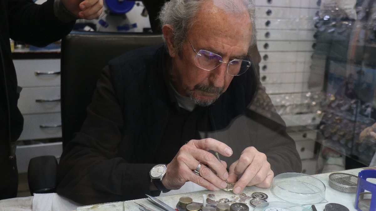 Sakarya’da ömrünü akrep ve yelkovana adadı