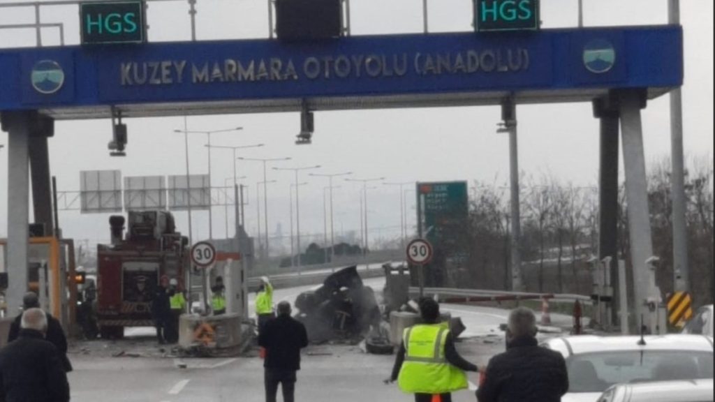 Sakarya’da otoyolda gişelere çarpıp alev alan otomobilin sürücüsü öldü