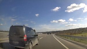 Sakarya’da trafikte tehlikeli anlar: Şerit ihlali facianın eşiğine getirdi