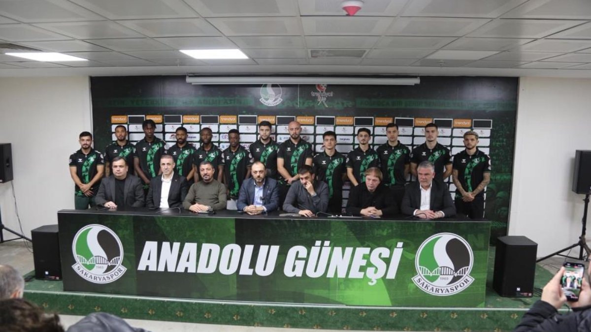 Sakaryaspor, transferin son gününde 13 oyuncu transfer etti
