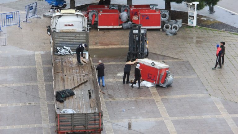Samsun’da tehlikeli anlar: Havalandırma ünitesi devrildi