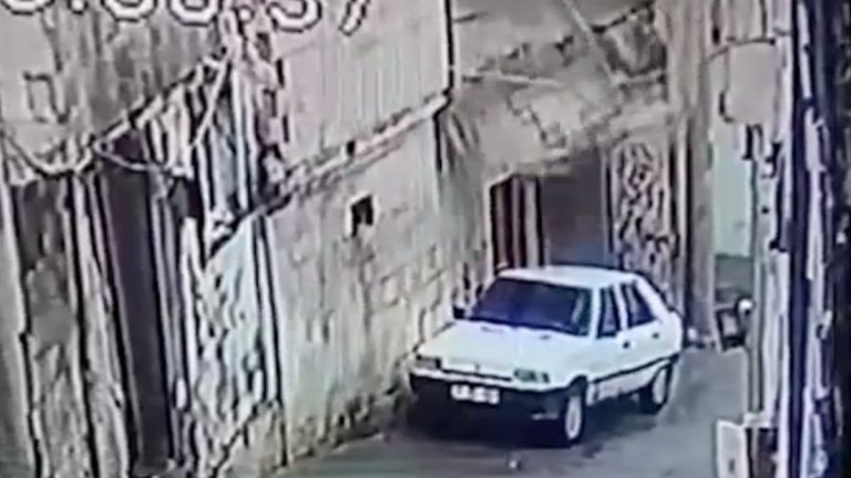 Şanlıurfa’da duvar, otomobilin üzerine devrildi