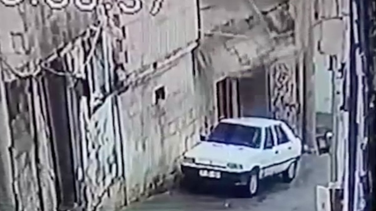 Şanlıurfa’da duvar, otomobilin üzerine devrildi