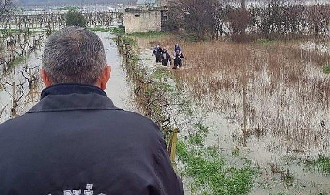 Selde Mahsur Kalanların İmdadına Büyükşehir İtfaiyesi Yetişti