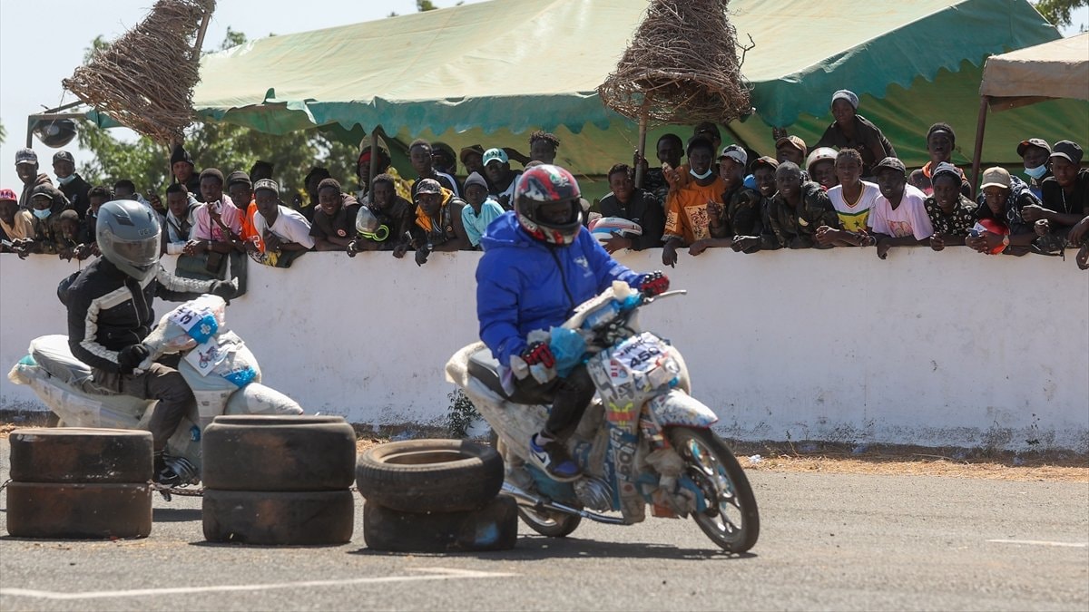 Senegal’de ‘Jakarta’ motor taksileri ralli pistinde yarıştı