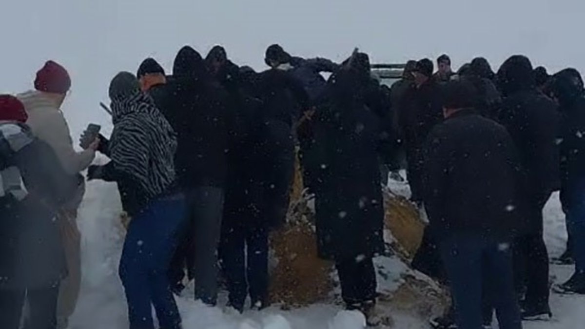 Sivas’ta kar yolları kapattı, cenaze uzun süre defnedilemedi