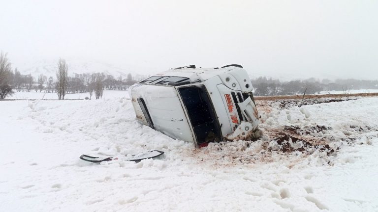 Sivas’ta öğrenci servisi şarampole yuvarlandı: 10 yaralı