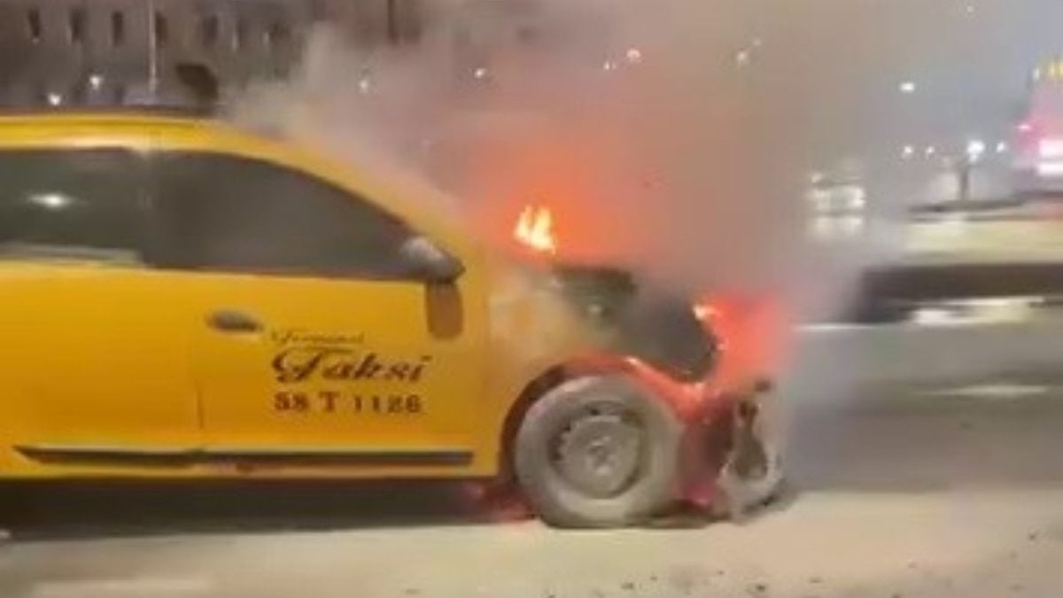 Sivas’ta seyir halindeki taksi alev alev yandı