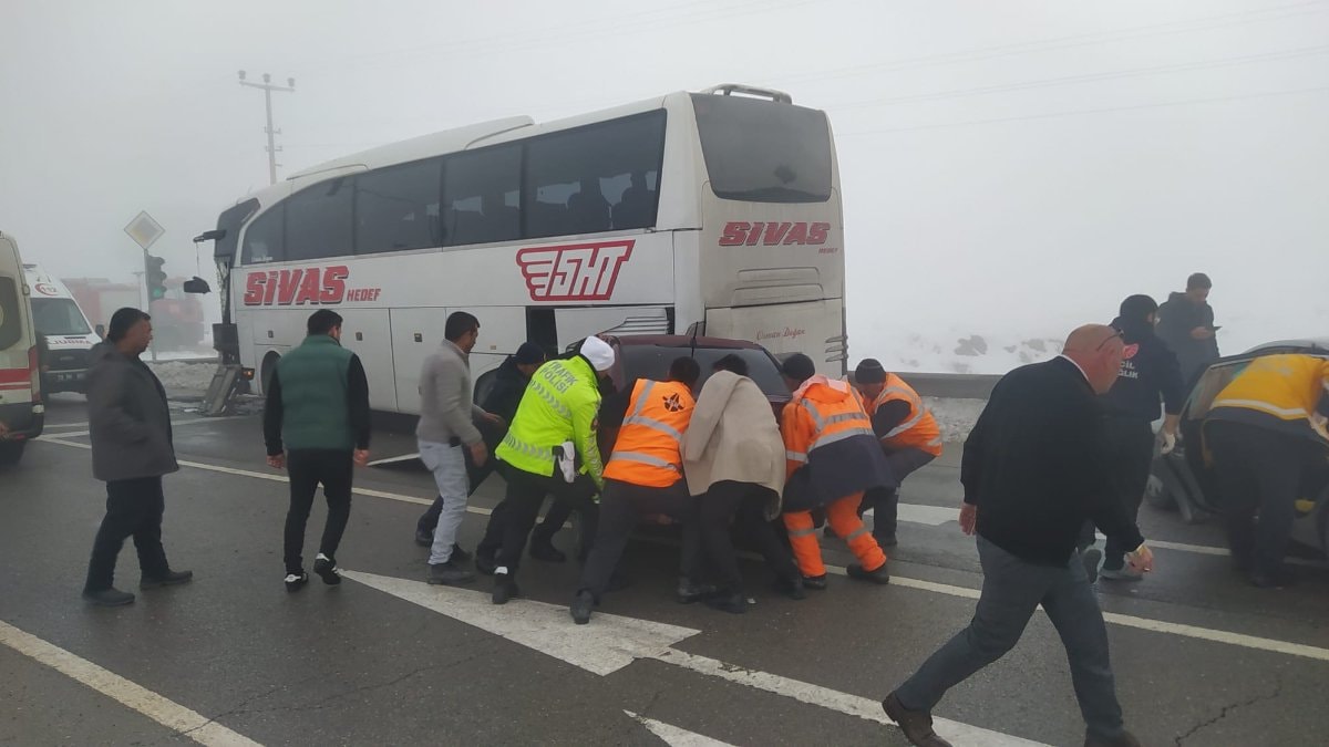 Sivas’ta sis zincirleme kazaya yol açtı: 7 yaralı