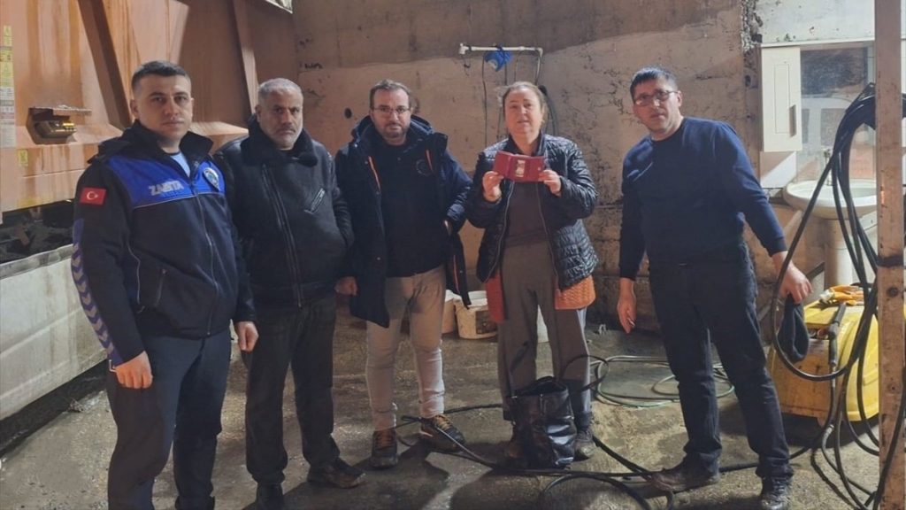 Tekirdağ’da çöpe atılan cüzdan belediye ekiplerince bulunup sahibine ulaştırıldı