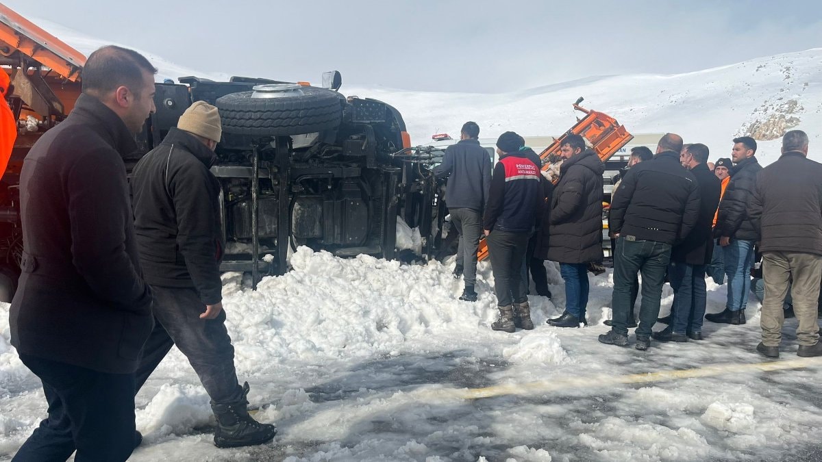 Tendürek Geçidi’nde kar küreme aracı devrildi: 2 ölü