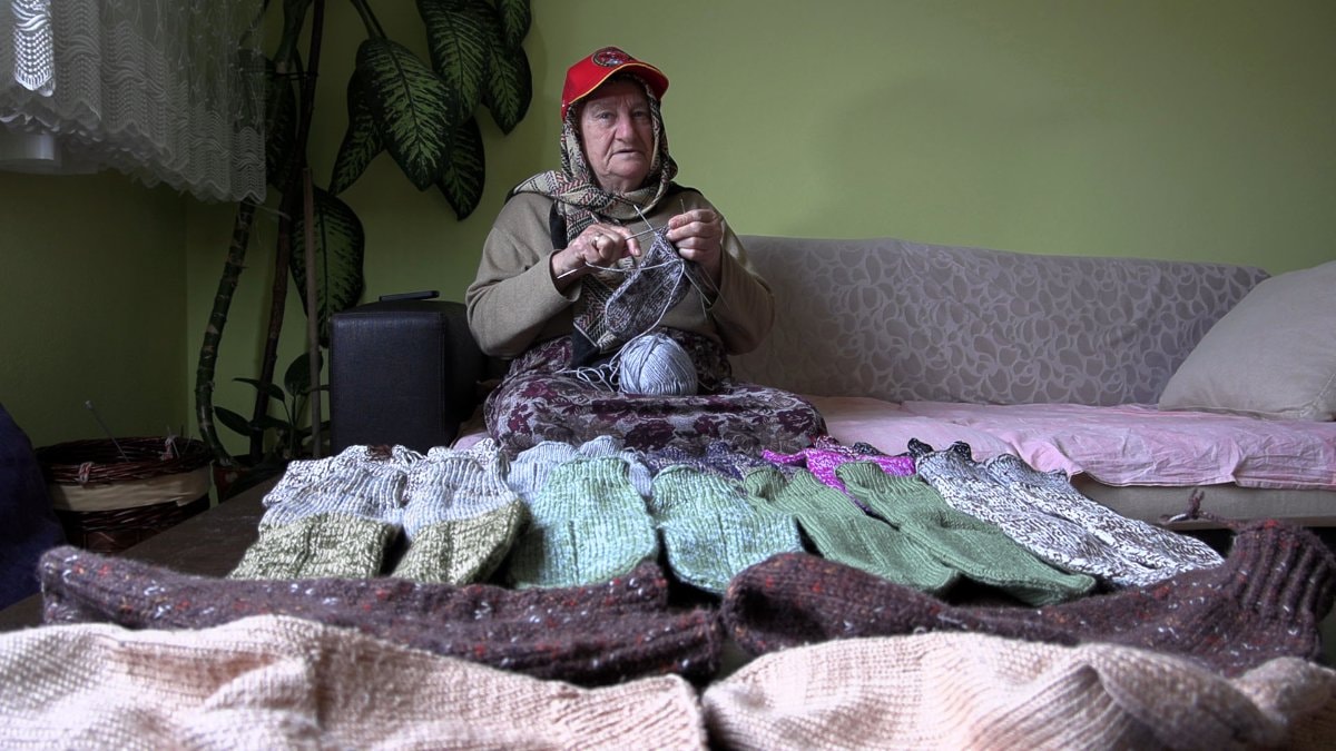 Trabzon’da Mehmetçik için çorap örüyor