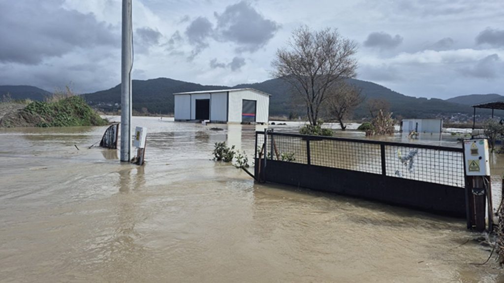 Türkiye genelinde alarm: Fırtına ve sağanak, hayatı felç etti