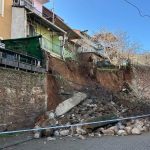 Uşak’ta yağış sonrası istinat duvarı çöktü, toprak kayması yaşandı: 3 ev tahliye edildi