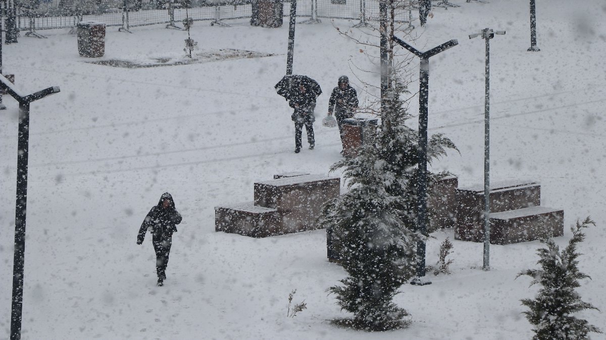 Van’da 40 yerleşim yeri ulaşıma kapandı