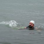 Van’da dondurucu soğuğa rağmen göle girdi