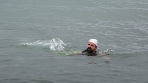 Van’da dondurucu soğuğa rağmen göle girdi