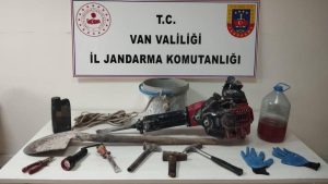 Van’da kaçak kazıya jandarma baskını: 4 gözaltı
