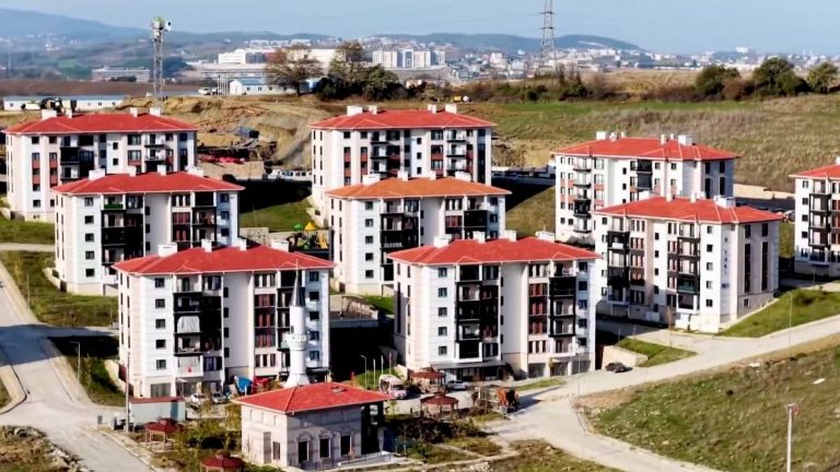 Yalova’da TOKİ konutları hak sahiplerine teslim edildi