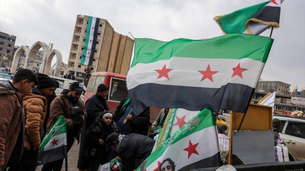 YPG’den kurtarılan Rakka sokaklarında Suriye bayrakları dalgalanıyor