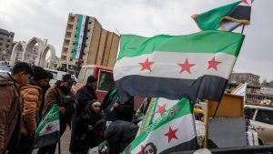 YPG’den kurtarılan Rakka sokaklarında Suriye bayrakları dalgalanıyor