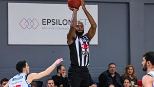 Yunan taraftarlardan hakaret içeren pankart: Türk polisini ve Beşiktaş’ı hedef aldılar