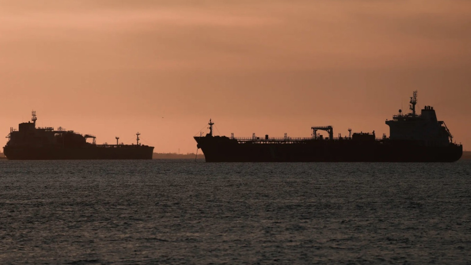 350’den fazla tanker Hürmüz’den geçmek için izin bekliyor