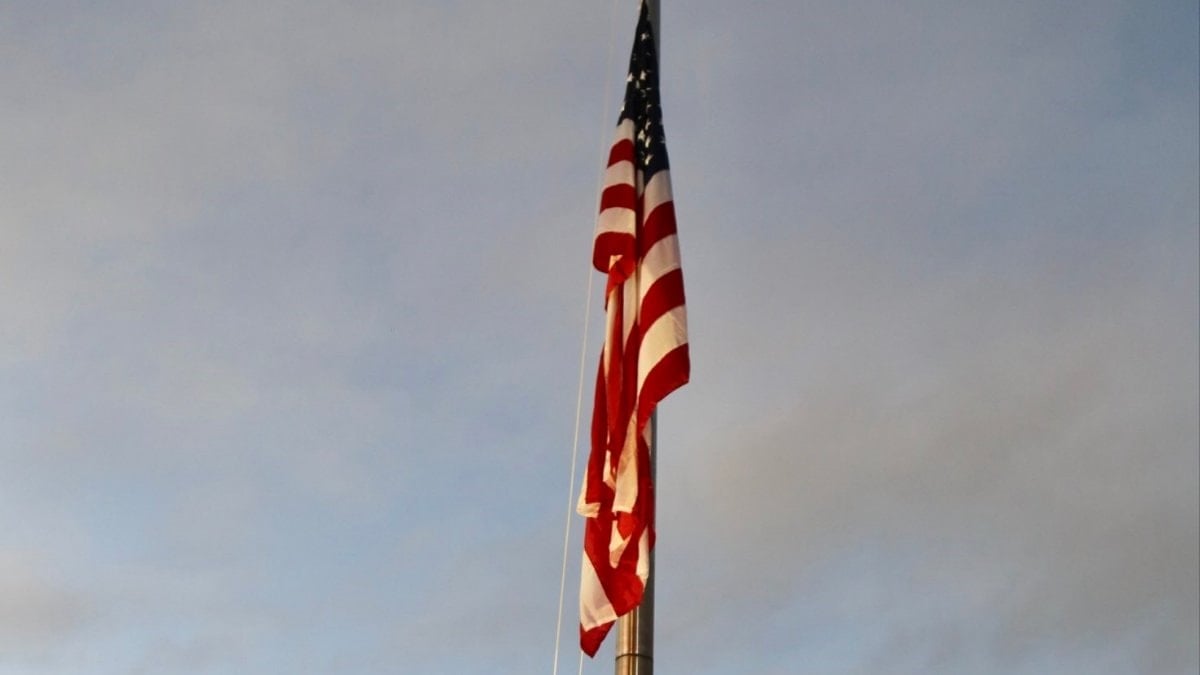 ABD bayrağı, Karakas’taki ABD büyükelçiliğinde yeniden göndere çekildi