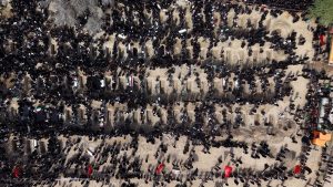 ABD-İsrail saldırısında ölen İranlı öğrencilerin mezarlarına ait yeni görüntüler