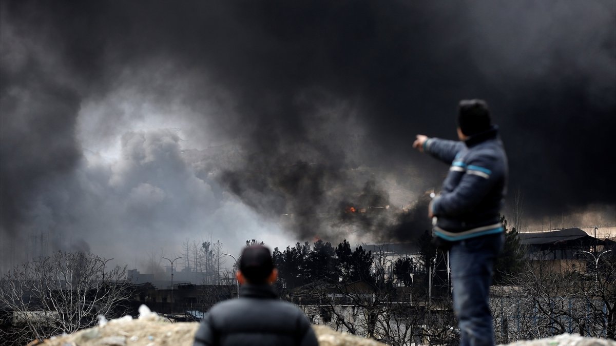 ABD ve İsrail’in Tahran’da hedef aldığı petrol deposunda yangın devam ediyor
