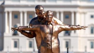 ABD’de bir parka Trump ile Epstein’ın heykeli dikildi