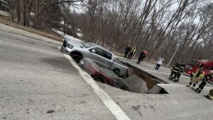 ABD’de yol aniden çöktü, iki araç çukura gömüldü