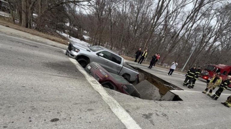 ABD’de yol aniden çöktü, iki araç çukura gömüldü