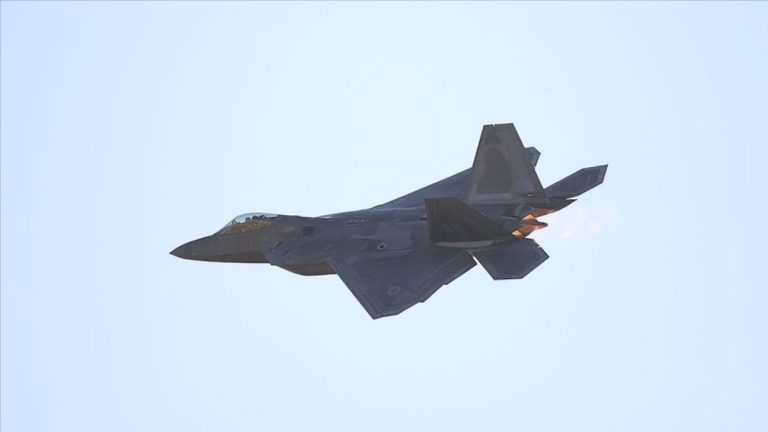 ABD’ye ait 12 adet F-22 savaş uçağı İsrail’e iniş yaptı