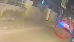 Adana’da aniden yola koşan çocuğa otomobilin çarptığı kaza anı kameraya yansıdı