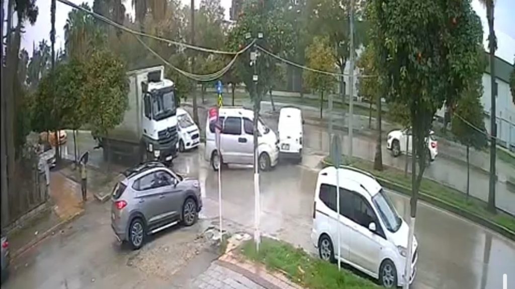 Adana’da Barış Bulvarı’nda bitmeyen kazalar: Esnaf çözüm istiyor