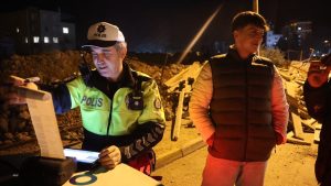 Adana’da kasksız yakalanan motosikletliden polise sıra dışı teklif